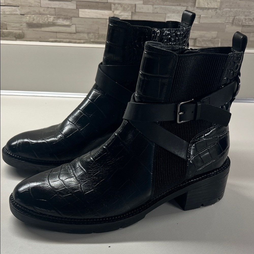 Donald J. Pliner Savvy Black Croc-Embossed Ankle Boots Size 8.0